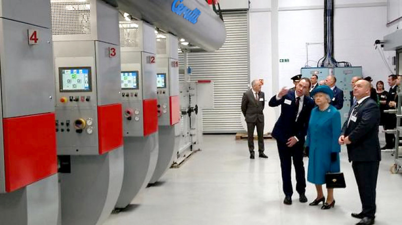 La Regina Elisabetta ha inaugurato la rotativa Cerutti R981 per la stampa di francobolli della Corona