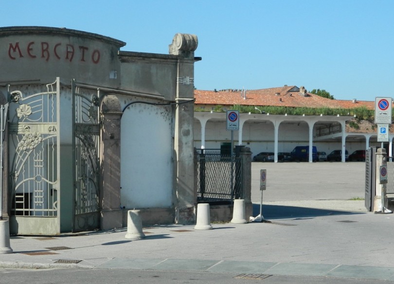 Multati e auto rimosse dal carroattrezzi... «Ma l’avviso di divieto di sosta non c’era»