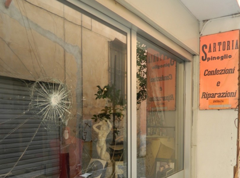 Spaccata di notte la vetrata della sartoria “Spinoglio” di Casale