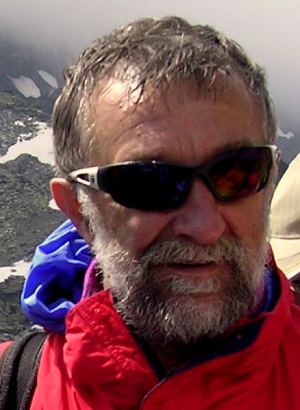 Cade in una vasca di 8 metri e si frattura vertebra e piedi