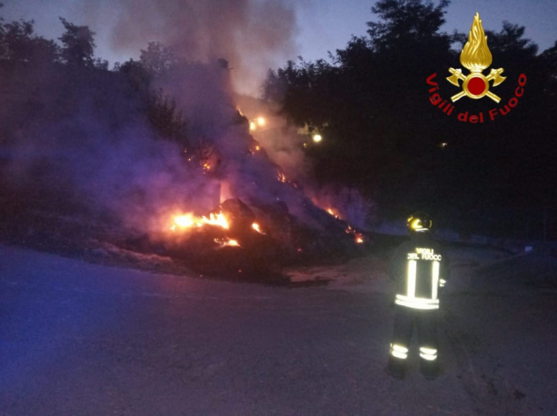Incendio di un cumulo di paglia