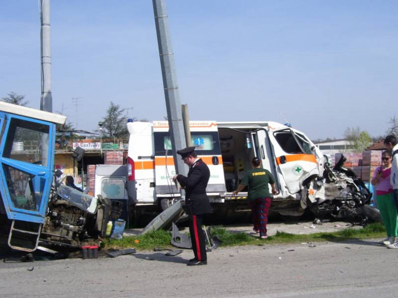 Tragico incidente tra un trattore e un’ambulanza che trasportava un paziente <b>FOTOGALLERY</b>