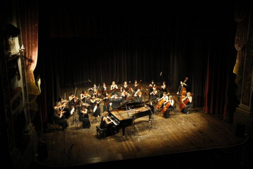 Brillano i cicli Armonie ed Echos: la crescita esecutiva dell’Orchestra femminile diretta da Giuffrè