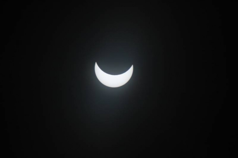 Tutti con il naso all'insù per l'eclissi solare