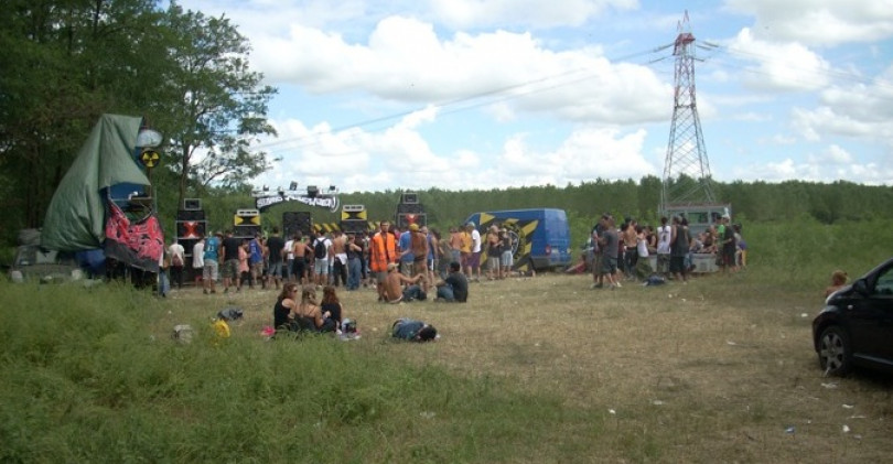 Trecento ragazzi al rave party sulle sponde del Po a Frassineto