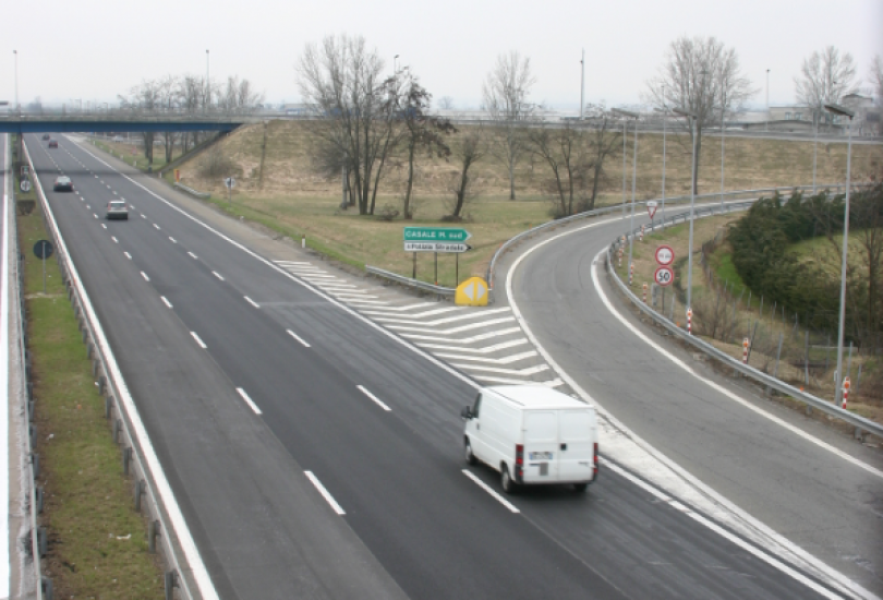 Coppia di pensionati che viaggiava contromano sulla A/26 si scontra con un furgone: tre feriti