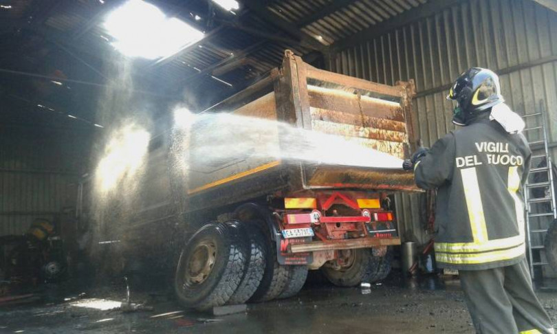 Camion si incendia nel capannone