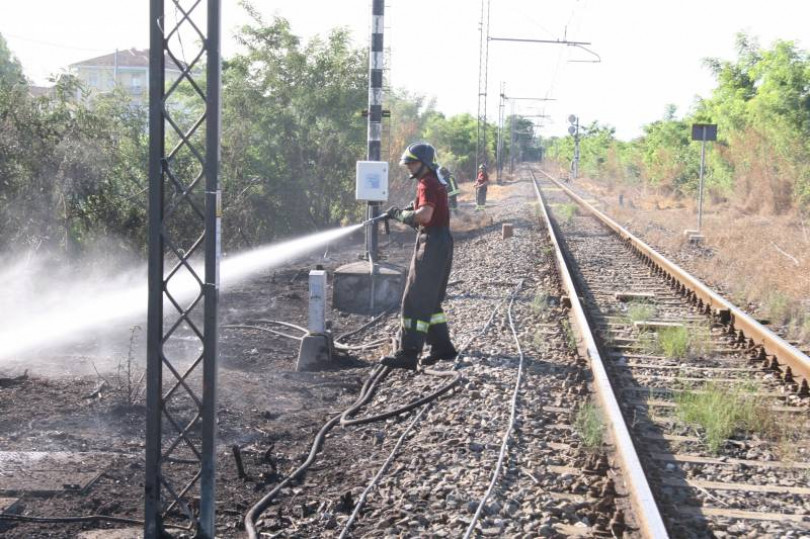 Fiamme sulla massicciata. Treni bloccati in stazione