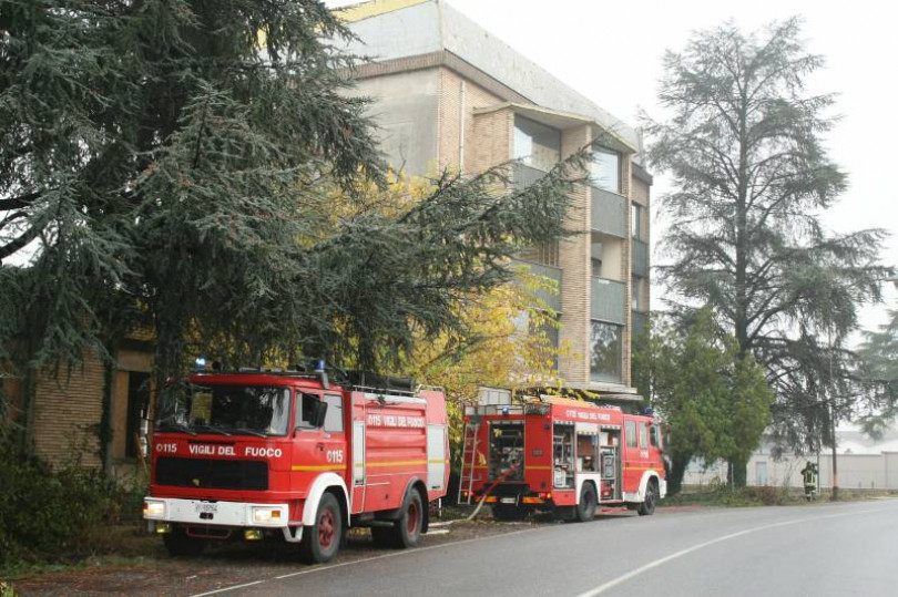 Incendio nei sotterranei dell'ex Mondial: pompieri impegnati dalle 5 di stamani per domare le fiamme
