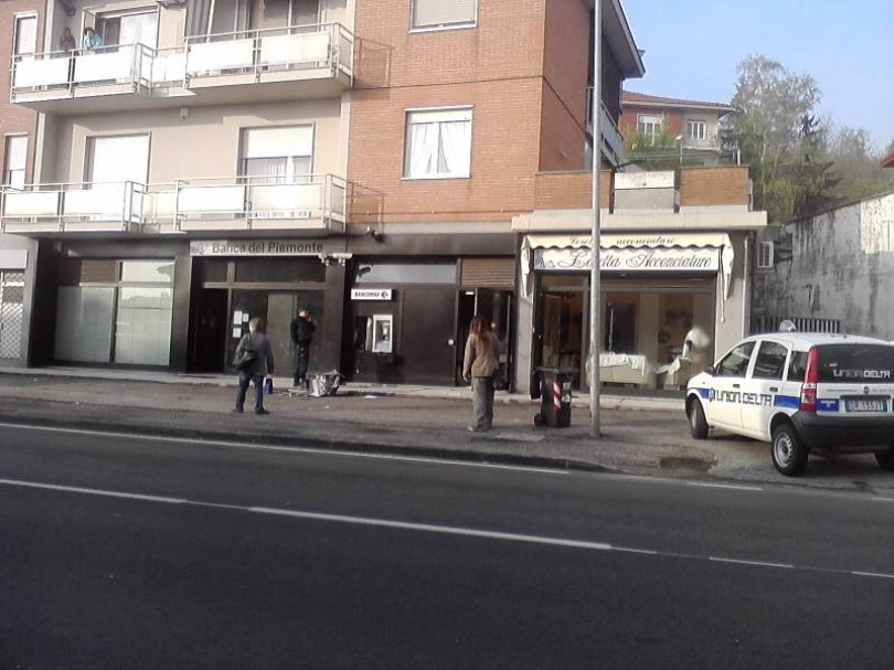 San Germano, fanno saltare il bancomat con il gas: bottino 7550 euro, danni ingenti
