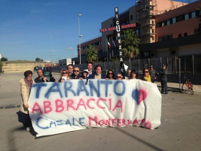 Taranto abbraccia Casale contro