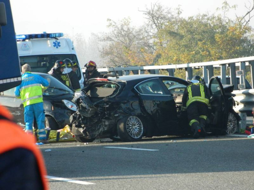 Incidente sull'A26: due auto e un camion coinvolti. Due i feriti. Traffico deviato e tre chilometri di coda