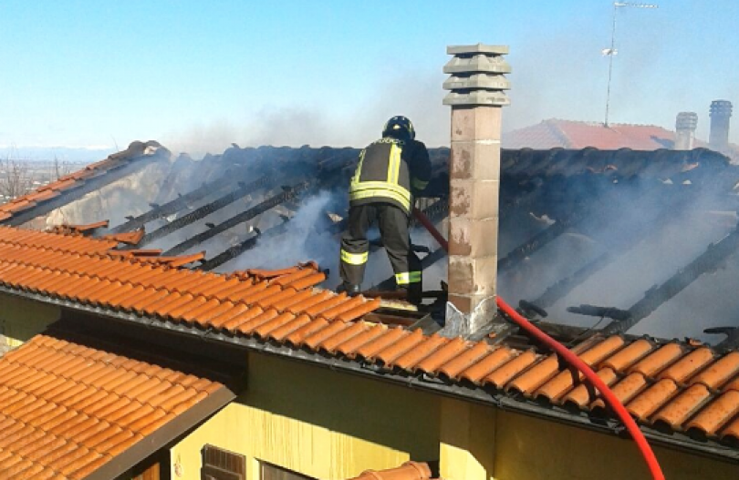 Bruciano rimessa e legnaia: cinque ore per domare il rogo