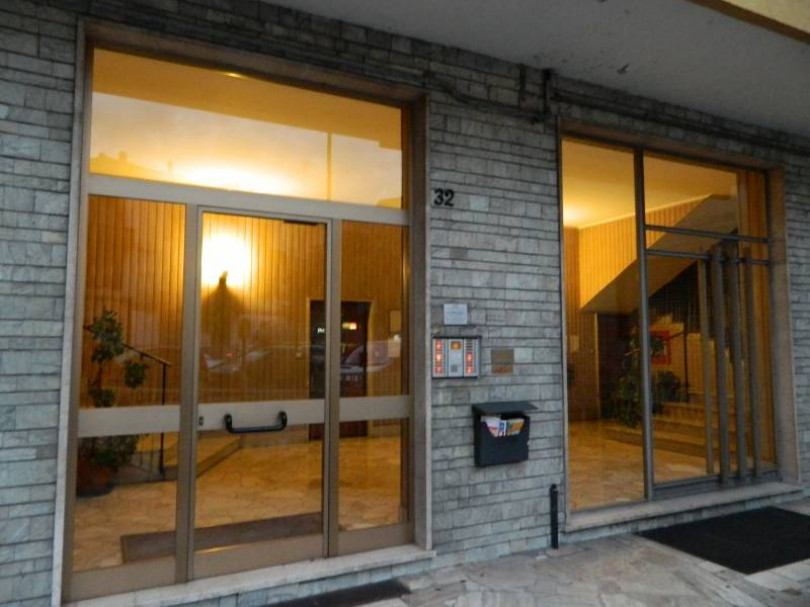 Grave ragazzina di 13 anni precipitata dal quinto piano di un palazzo in corso Manacorda