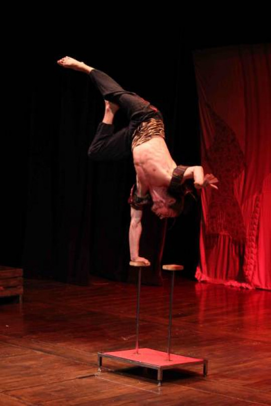 Madga Clan, il circo a teatro fa il botto: al Municipale giovani, famiglie e bambini, stasera la seconda serata