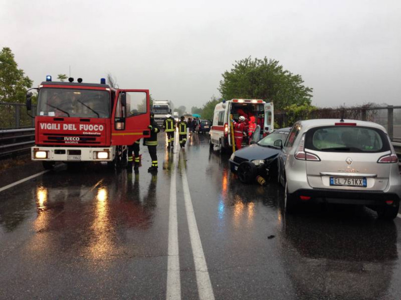 Scontro tra quattro auto sulla tangenziale <b>fotogallery</b>