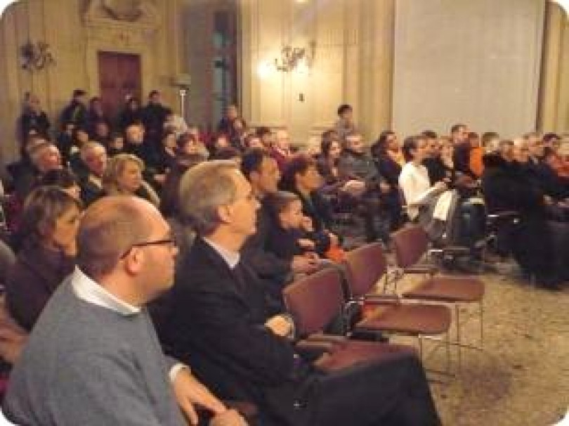 Applausi per il Coro multietnico Gesher (Ponte): giovani dai 6 ai 20 anni con la passione per la musica diretti da E. Patrucco