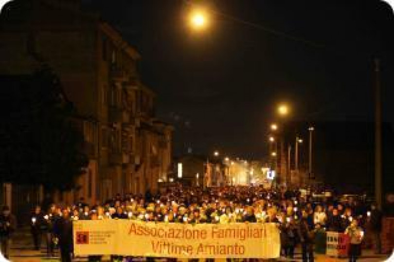 Eternit: 300 rose e 3000 fiaccole. Giovedì il processo