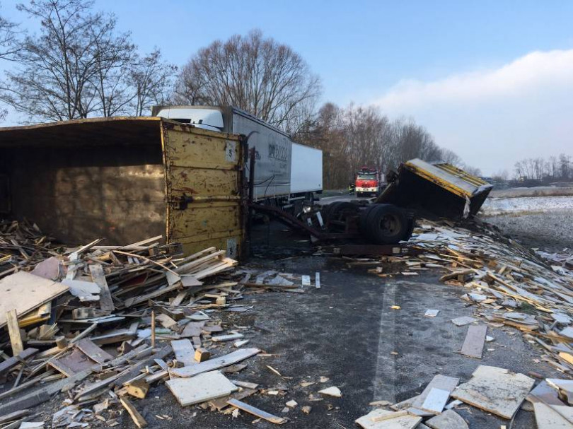 Molte scuole chiuse per l'emergenza ghiaccio. Numerosi gli incidenti sulle strade, diverse cadute in strada con pedoni feriti