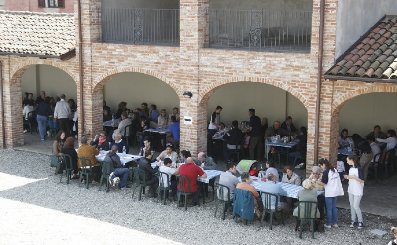 Pedalata e mercatino a Moncalvo, Camminare a Mombello, Italia in Tavola a Occimiano