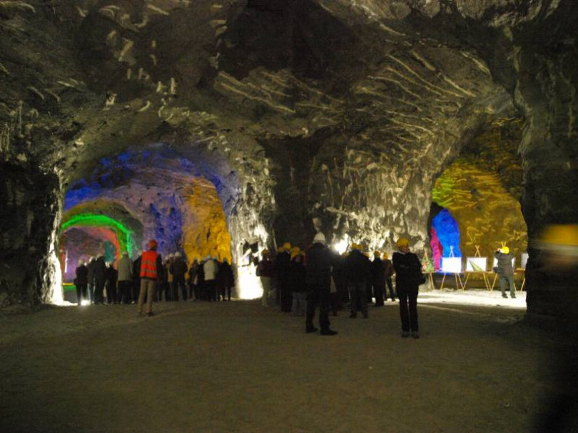 “La rosa è di scena” 90 metri sottoterra:  Istant fashion e sfilate in tempo reale  nella cava