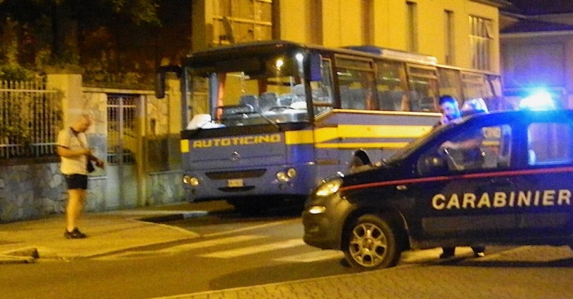 Tentano di danneggiare l’autobus e poi minacciano anche l’autista