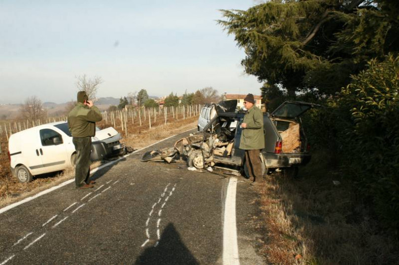 Tre morti in 30 ore (di cui uno ancora senza nome) e tre feriti in un frontale a Balzola