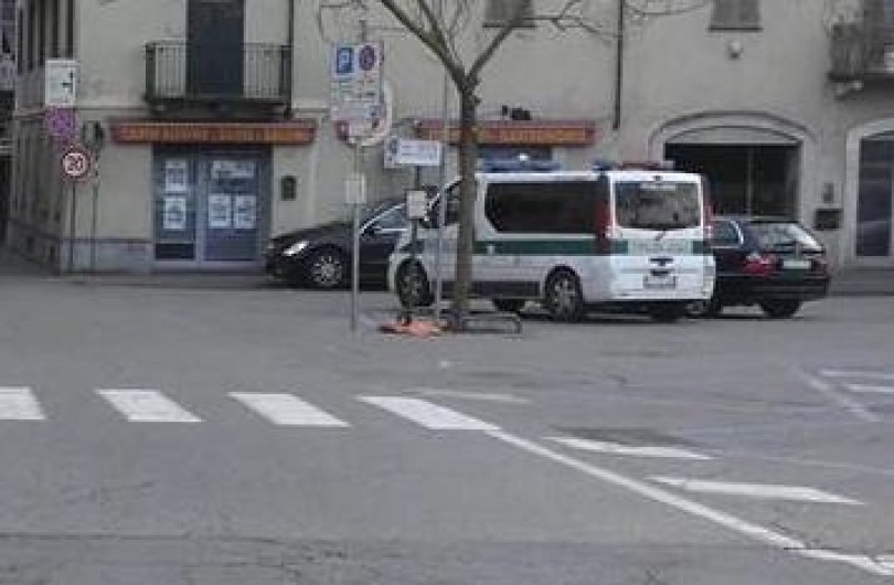 Conducente dell’autocarro fugge dopo l’investimento