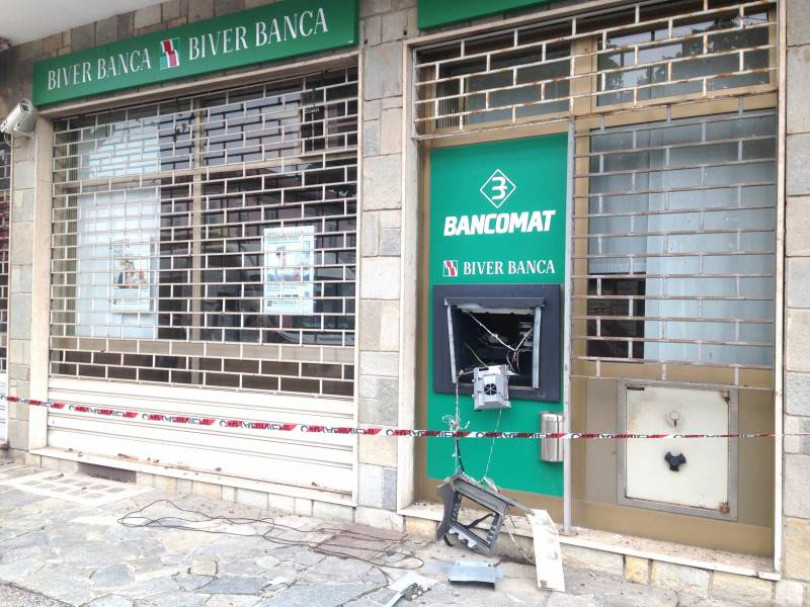 Dosano male il gas: il colpo al bancomat fallisce, ladri in fuga