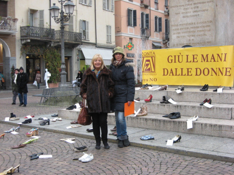 Centodiciassette paia di scarpe contro la violenza sulle donne a Casale Monferrato
