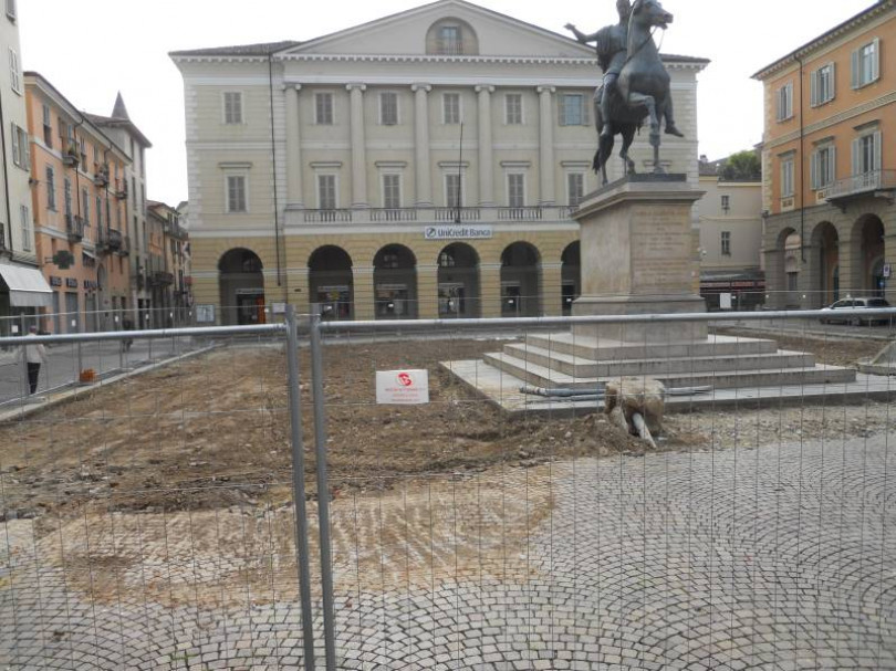 Lavori in piazza Mazzini dopo gli scavi ricoperti