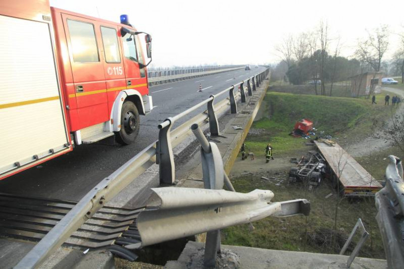 Incidente sull'A26, volo di 12 metri sull'argine del Po per un autoarticolato. Vivo il conducente.