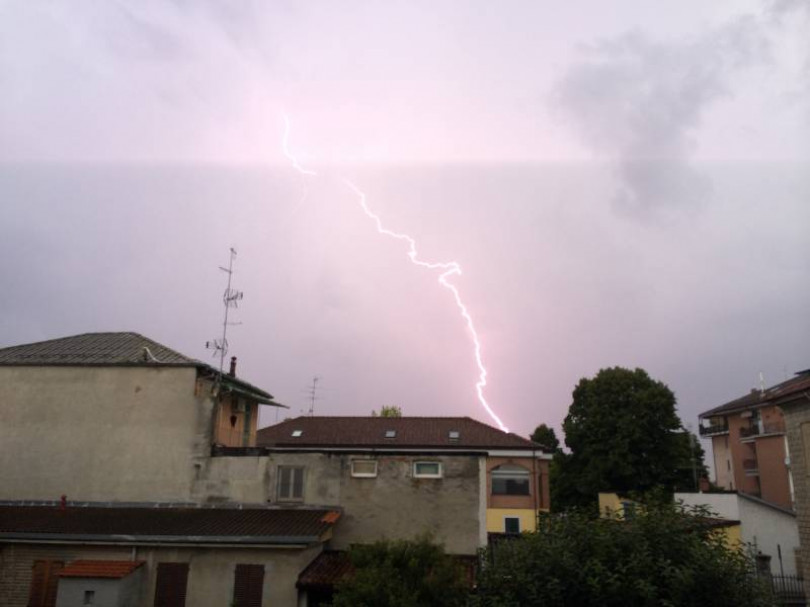 Una notte di saette sul Monferrato ma nei prossimi giorni il sole dovrebbe tornare protagonista dell'estate