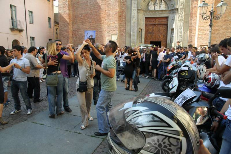 Bachata sul sagrato per salutare Simone Alcuri