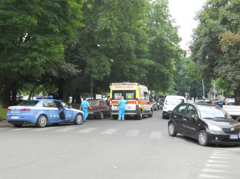 Incidenti: un camion si ribalta sull'autostrada A/26, feriti nell’urto al semaforo