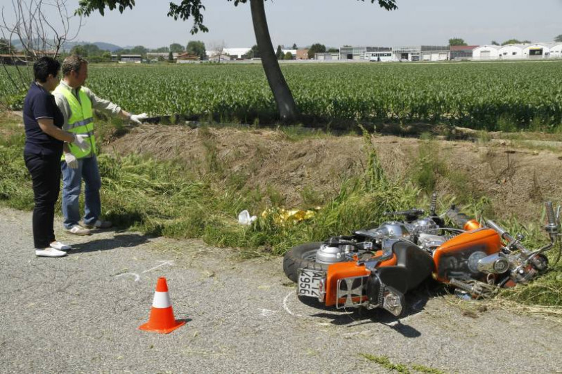 Cade dalla moto e muore: la vittima è una donna di 45 anni di Vercelli
