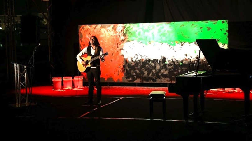 Il trinese Amadè negli Emirati Arabi: la musica sposa la pittura