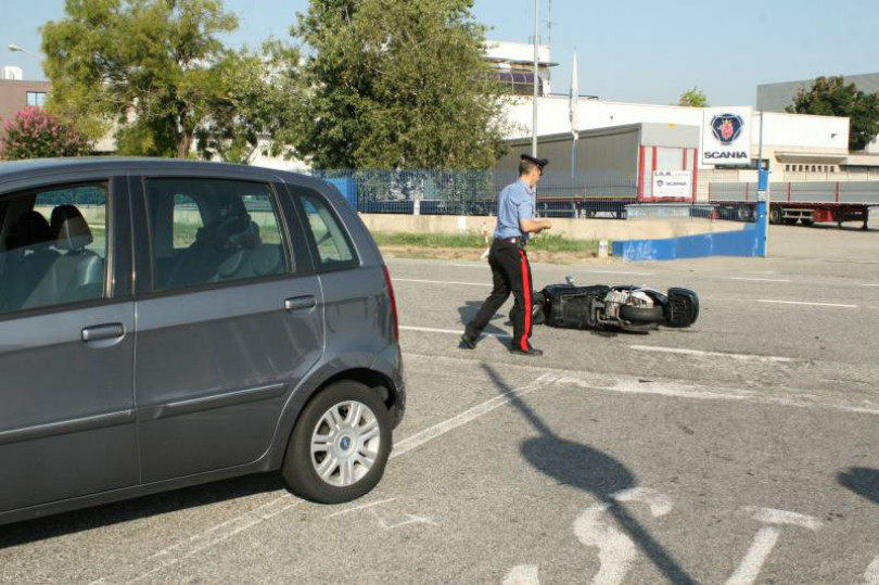 Auto contro moto a Villanova, ferita una giovane colombiana