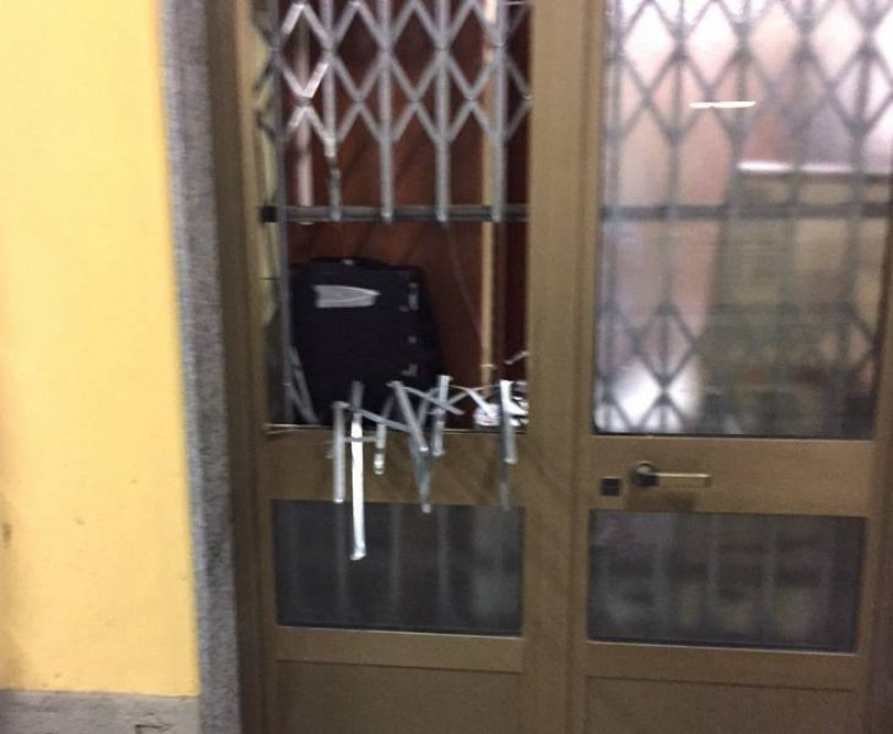 I fumogeni sorprendono i ladri al bar della stazione