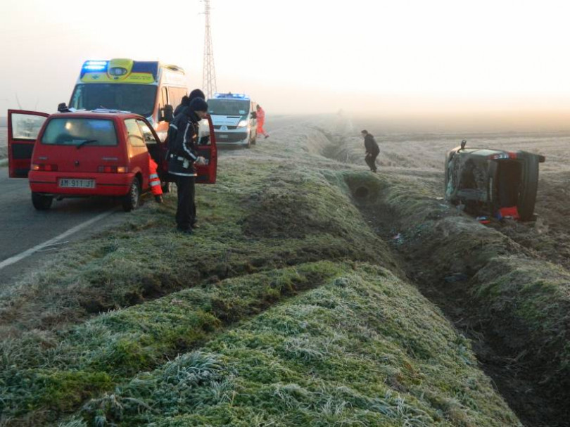 Esce di strada a Casale Popolo e carambola in un campo: coinvolta una giovane donna