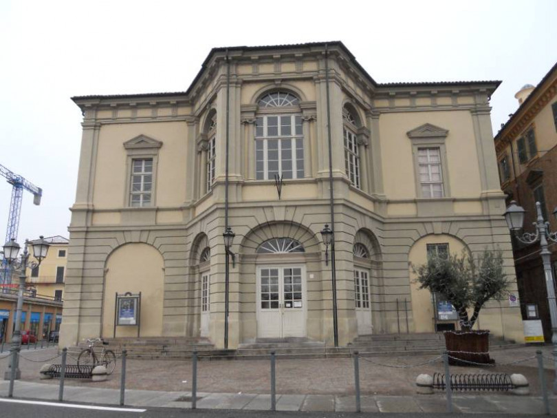 Cari artisti, se volete esporre, c'è il Teatro Municipale di Casale...