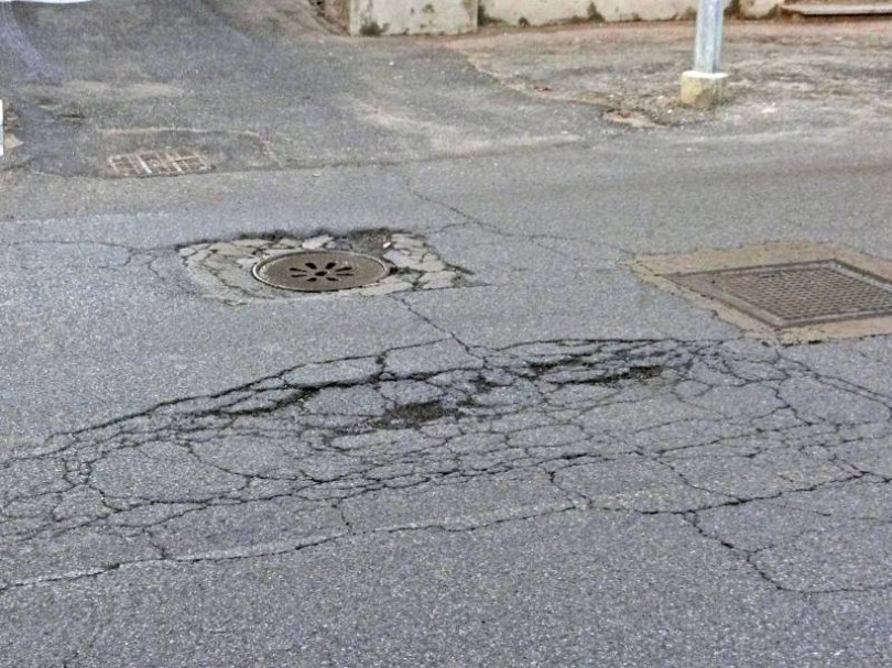 Via Maestra rovinata dalle crepe per il traffico pesante a Terranova