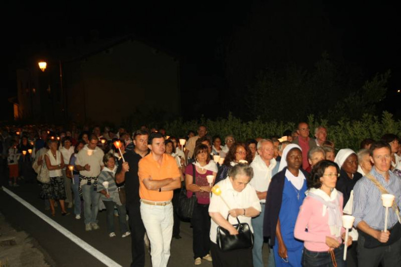 Bloccato dalla processione si infuria e chiama in causa i Santi