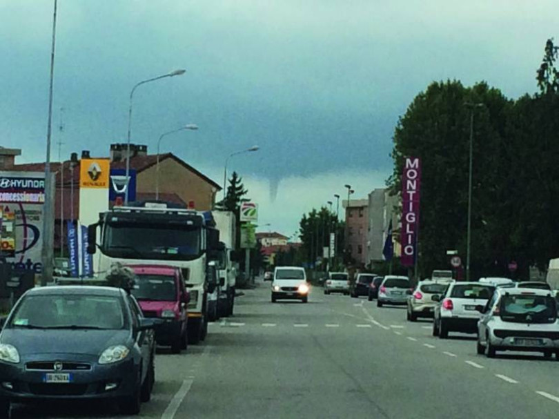 Una piccola tromba d'aria su Casale... fortunatamente solo un temporale