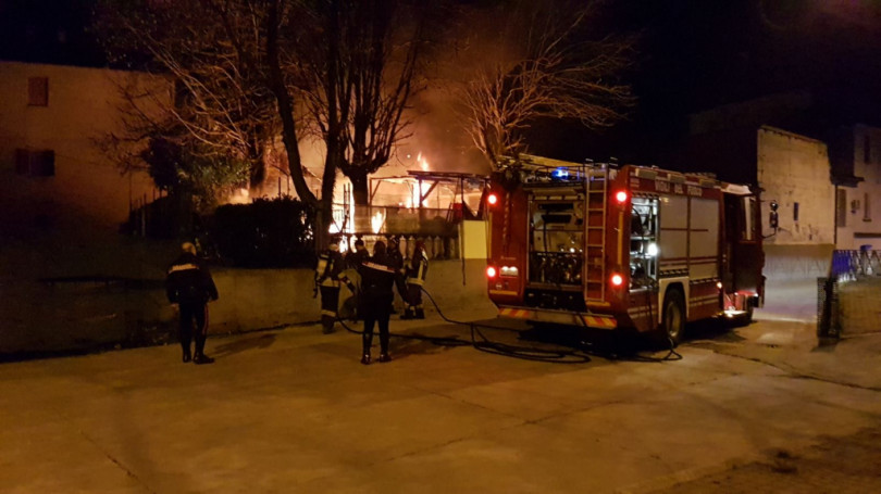 VIDEO - Incendio al Ronzone: l'intervento dei Vigili del Fuoco
