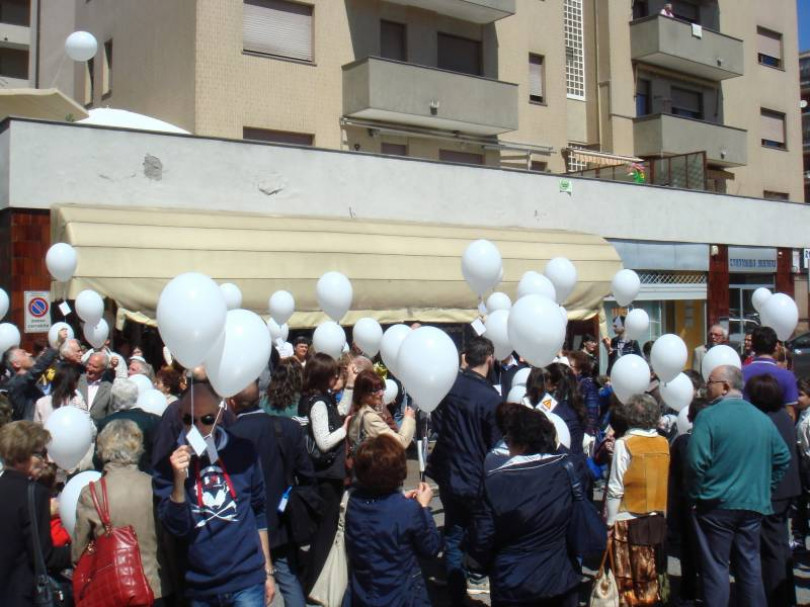 Palloncini bianchi nel cielo per Paola vittima dell’amianto dell’Eternit: i suoi amici saranno lunedì a Torino