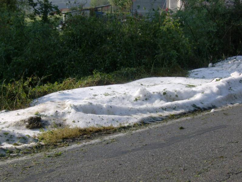 Violento nubifragio in Valcerrina: paura e gravi danni. In azione gli spartineve per spalare la grandine