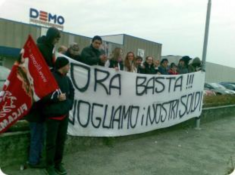 Demo: la cooperativa taglia le buste paga di 300 euro. Sciopero a oltranza