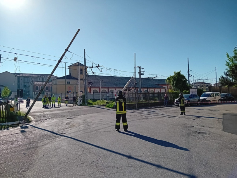 Camion trancia linea elettrica: traffico ferroviario interrotto