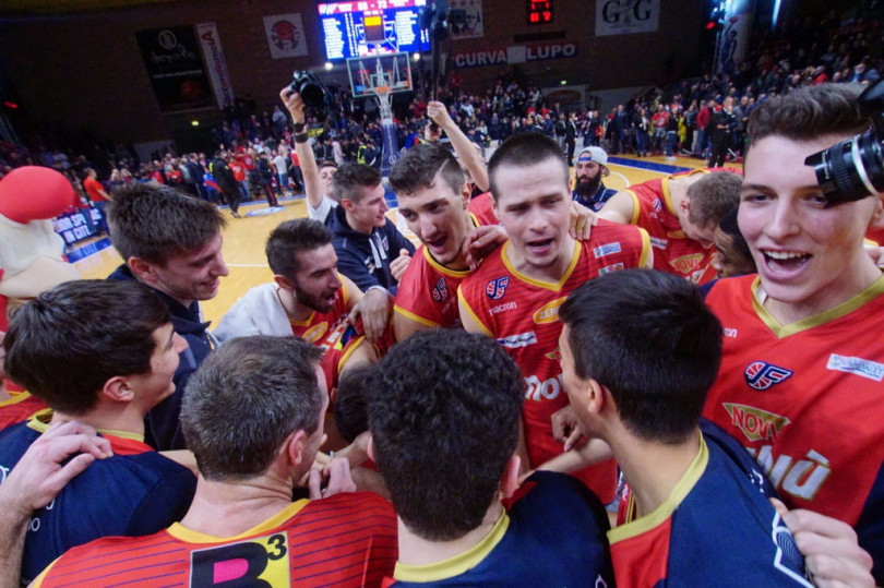La Junior vince a Scafati (66-75) e chiude la regular season in testa al campionato. Negli ottavi dei play-off affronterà Jesi